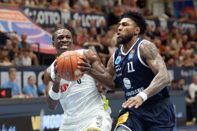 Joshua Bonga (Bayreuth, 0), Anthony Gaines (MBC, 11), Syntainics MBC vs. Medikamente per Klick Bayreuth, Testspiel, Saisonvorbereitung, Basketball, Bundesliga, 2. Bundesliga, Männer, Saison 2026 27, 08.09.2026. Weißenfels Stadthalle Sachsen-Anhalt Deutschland