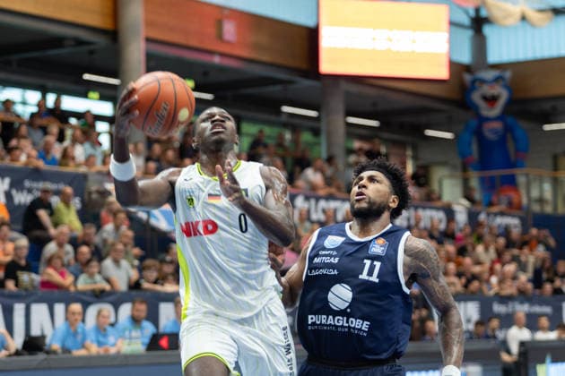 Joshua Bonga (Bayreuth, 0), Anthony Gaines (MBC, 11), Syntainics MBC vs. Medikamente per Klick Bayreuth, Testspiel, Saisonvorbereitung, Basketball, Bundesliga, 2. Bundesliga, Männer, Saison 2026 27, 08.09.2026. Weißenfels Stadthalle Sachsen-Anhalt Deutschland
