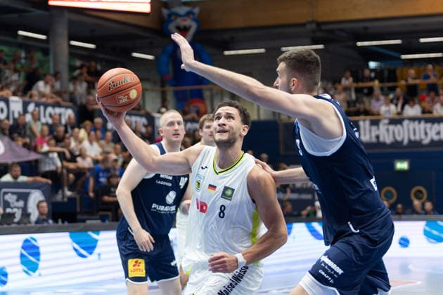 Collin Welp (MBC, 40), Kevin Wohlrath (Bayreuth, 8), Kresimir Nikic (MBC. 9), Syntainics MBC vs. Medikamente per Klick Bayreuth, Testspiel, Saisonvorbereitung, Basketball, Bundesliga, 2. Bundesliga, Männer, Saison 2026 27, 08.09.2026. Weißenfels Stadthalle Sachsen-Anhalt Deutschland