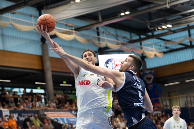 Kevin Wohlrath (Bayreuth, 8), Kresimir Nikic (MBC. 9), Syntainics MBC vs. Medikamente per Klick Bayreuth, Testspiel, Saisonvorbereitung, Basketball, Bundesliga, 2. Bundesliga, Männer, Saison 2026 27, 08.09.2026. Weißenfels Stadthalle Sachsen-Anhalt Deutschland