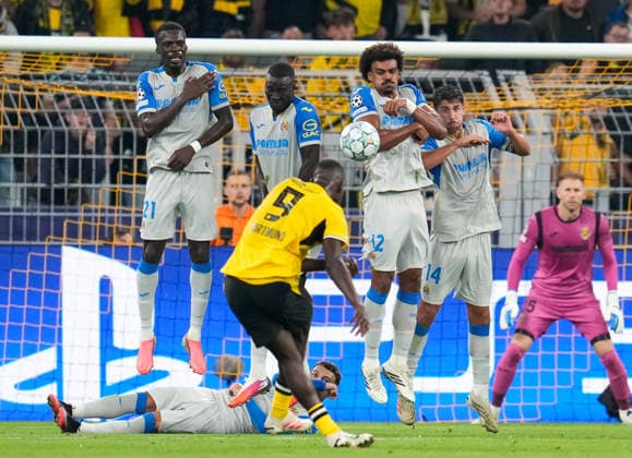 Tani Oluwaseyi (Villarreal CF, 21), Pape Gueye (Villarreal CF, 18), Renato Veiga (Villarreal CF, 12) und Santi Comesana (Villarreal CF, 14) blocken einen Freistoss von Serhou Guirassy (Borussia Dortmund, 9). Borussia Dortmund vs. Villareal CF, Fussball, UEFA Champions League, 1. Spieltag, Spielzeit 2026 2027, 08.09.2026 Borussia Dortmund vs. Villareal CF, Fussball, UEFA Champions League, 1. Spieltag, Spielzeit 2026 2027, 08.09.2026 Dortmund Copyright: xEibner-Pressefoto ScottxColemanx EP_SCN