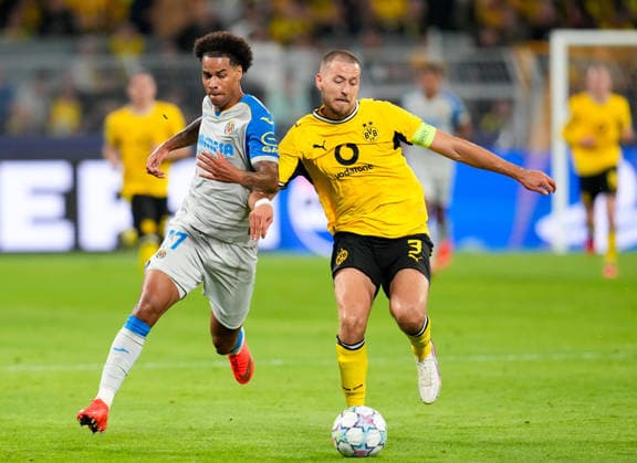Tajon Buchanan (Villarreal CF, 17) im Zweikampf mit Waldemar Anton (Borussia Dortmund, 3) Borussia Dortmund vs. Villareal CF, Fussball, UEFA Champions League, 1. Spieltag, Spielzeit 2026 2027, 08.09.2026 Borussia Dortmund vs. Villareal CF, Fussball, UEFA Champions League, 1. Spieltag, Spielzeit 2026 2027, 08.09.2026 Dortmund Copyright: xEibner-Pressefoto ScottxColemanx EP_SCN
