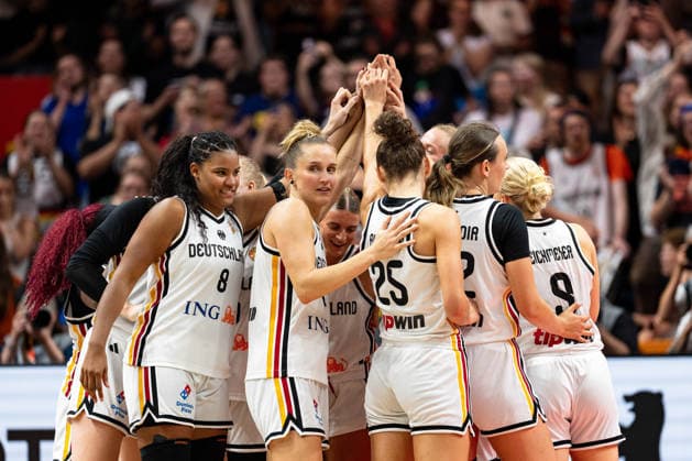 deutsche Mannschaft jubelt Jubel nach Sieg Spielende, Nyara Sabally (Deutschland, 08), Leonie Fiebich (Deutschland, 13), Clara Bielefeld (Deutschland, 25), Emily Bessoir (Deutschland, 22), Emma Eichmeyer (Deutschland, 09), GER, Deutschland vs. Korea, Basketball, FIBA Women s World Cup 2026, Qualifikation fuers Viertelfinale, 08.09.2026 GER, Deutschland vs. Korea, Basketball, FIBA Women s World Cup 2026, Qualifikation fuers Viertelfinale, 08.09.2026 Berlin Copyright: xEibner-Pressefoto MaxxVincenx EP_MVN