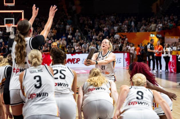 Marie Guelich (Deutschland, 21) Spielerin des Spiels mit der Trophaee jubelt Jubel mit der Mannschaft, GER, Deutschland vs. Korea, Basketball, FIBA Women s World Cup 2026, Qualifikation fuers Viertelfinale, 08.09.2026 GER, Deutschland vs. Korea, Basketball, FIBA Women s World Cup 2026, Qualifikation fuers Viertelfinale, 08.09.2026 Berlin Copyright: xEibner-Pressefoto MaxxVincenx EP_MVN