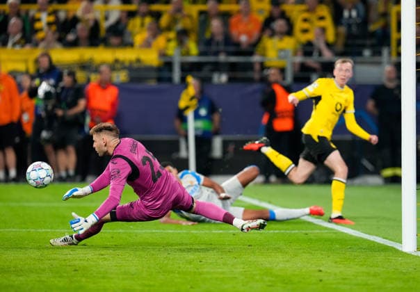 Peter Gulacsi (Villarreal CF, 25) verpasst die Moeglichkeit zu einer Parade. Borussia Dortmund vs. Villareal CF, Fussball, UEFA Champions League, 1. Spieltag, Spielzeit 2026 2027, 08.09.2026 Borussia Dortmund vs. Villareal CF, Fussball, UEFA Champions League, 1. Spieltag, Spielzeit 2026 2027, 08.09.2026 Dortmund Copyright: xEibner-Pressefoto ScottxColemanx EP_SCN