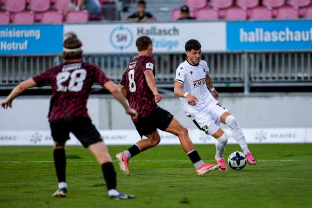 v.li.: Scott Kennedy (SGV, 28), Michael Martin (SGV, 8), Mert Tasdelen (SVS, 11), Zweikampf, Spielszene, Duell, duel, tackle, tackling, Dynamik, Action, Aktion, 08.09.2026, Sandhausen (Deutschland), Fussball, Regionalliga Südwest, SV Sandhausen - SGV Heilbronn-Freiberg