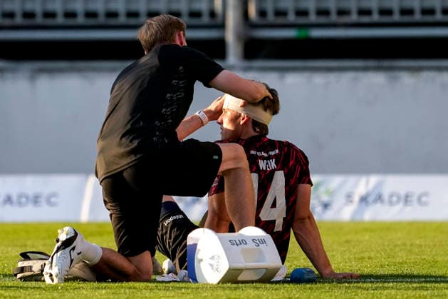 Linus Weik (SGV, 14) hat sich am Kopf verletzt und muss behandelt werden, Kopfverletzung, verletzt, Verletzung, Verletzungspause, Action, Aktion, Spielszene, Spieler vom SGV Heilbronn-Freiberg, 08.09.2026, Sandhausen (Deutschland), Fussball, Regionalliga Südwest, SV Sandhausen - SGV Heilbronn-Freiberg