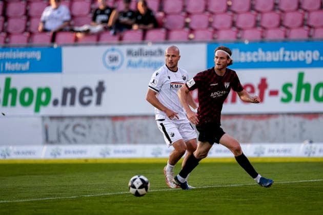 v.li.: Felix Lohkemper (SVS, 10), Scott Kennedy (SGV, 28), Zweikampf, Spielszene, Duell, duel, tackle, tackling, Dynamik, Action, Aktion, 08.09.2026, Sandhausen (Deutschland), Fussball, Regionalliga Südwest, SV Sandhausen - SGV Heilbronn-Freiberg