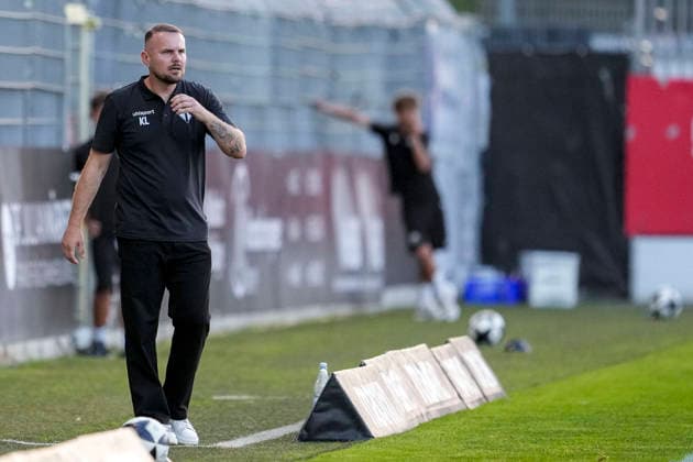 Kushtrim Lushtaku (Trainer, Cheftrainer, SGV Freiberg), Freisteller, Ganzkörper, Einzelbild, Einzelfoto, Aktion, Action, am Spielfeldrand, an der Seitenauslinie, 08.09.2026, Sandhausen (Deutschland), Fussball, Regionalliga Südwest, SV Sandhausen - SGV Heilbronn-Freiberg