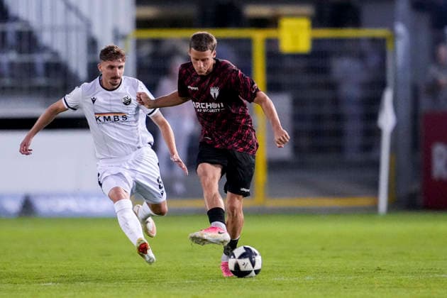 v.li.: Niklas Tarnat (SVS, 6), Michael Martin (SGV, 8), Zweikampf, Spielszene, Duell, duel, tackle, tackling, Dynamik, Action, Aktion, 08.09.2026, Sandhausen (Deutschland), Fussball, Regionalliga Südwest, SV Sandhausen - SGV Heilbronn-Freiberg