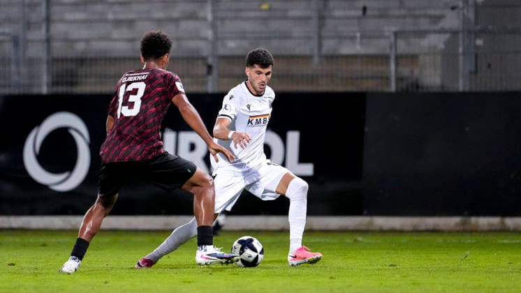 v.li.: James Ojiekhai (SGV, 13), Mert Tasdelen (SVS, 11), Zweikampf, Spielszene, Duell, duel, tackle, tackling, Dynamik, Action, Aktion, 08.09.2026, Sandhausen (Deutschland), Fussball, Regionalliga Südwest, SV Sandhausen - SGV Heilbronn-Freiberg