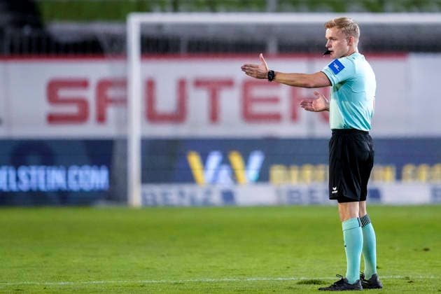 Sebastian Hilsberg (Schiedsrichter), gibt Anweisungen, gestikuliert, mit den Armen gestikulieren, Freisteller, Ganzkörper, Einzelbild, Einzelfoto, Aktion, Action, 08.09.2026, Sandhausen (Deutschland), Fussball, Regionalliga Südwest, SV Sandhausen - SGV Heilbronn-Freiberg