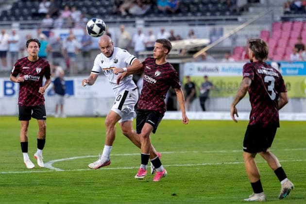 v.li.: Felix Lohkemper (SVS, 10), Michael Martin (SGV, 8), beim Kopfball, Kopfballduell, Spielszene, Zweikampf in der Luft, Aktion, Action, 08.09.2026, Sandhausen (Deutschland), Fussball, Regionalliga Südwest, SV Sandhausen - SGV Heilbronn-Freiberg