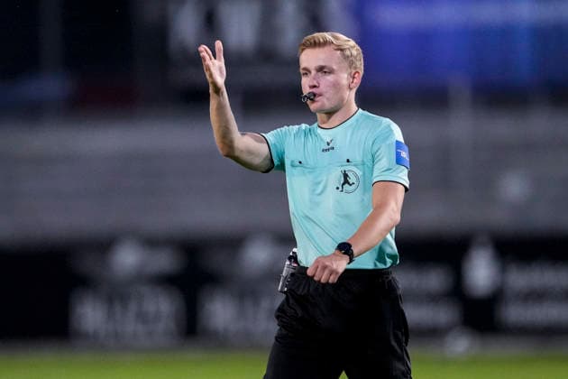 Sebastian Hilsberg (Schiedsrichter), gibt Anweisungen, gestikuliert, mit den Armen gestikulieren, Einzelbild, Einzelfoto, Aktion, Action, 08.09.2026, Sandhausen (Deutschland), Fussball, Regionalliga Südwest, SV Sandhausen - SGV Heilbronn-Freiberg
