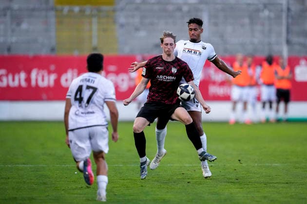 v.li.: Arianit Ferati (SVS, 47), Justin Steinkötter (SGV, 9), Yannick Osee (SVS, 13), Zweikampf, Spielszene, Duell, duel, tackle, tackling, Dynamik, Action, Aktion, 08.09.2026, Sandhausen (Deutschland), Fussball, Regionalliga Südwest, SV Sandhausen - SGV Heilbronn-Freiberg