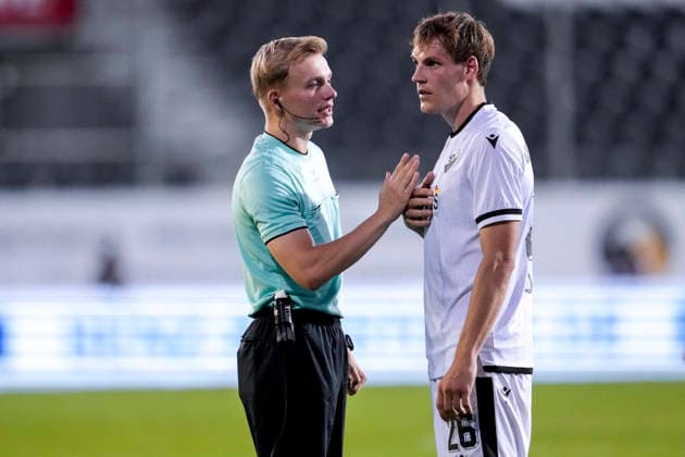 v.li.: Sebastian Hilsberg (Schiedsrichter) und Max Christiansen (SVS, 26), im Gespräch, Diskussion auf dem Spielfeld, Action, Aktion, Spielszene, 08.09.2026, Sandhausen (Deutschland), Fussball, Regionalliga Südwest, SV Sandhausen - SGV Heilbronn-Freiberg
