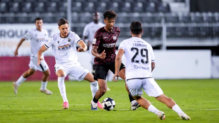 v.li.: David Mamutovic (SVS, 7), James Ojiekhai (SGV, 13), Tasos Leonidis (SVS, 29), Zweikampf, Spielszene, Duell, duel, tackle, tackling, Dynamik, Action, Aktion, 08.09.2026, Sandhausen (Deutschland), Fussball, Regionalliga Südwest, SV Sandhausen - SGV Heilbronn-Freiberg