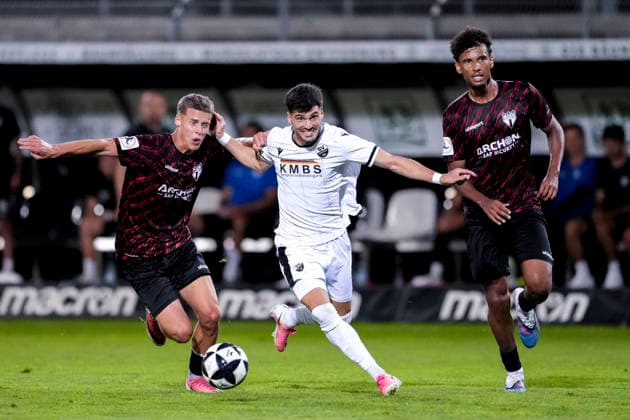 v.li.: Michael Martin (SGV, 8), Mert Tasdelen (SVS, 11), James Ojiekhai (SGV, 13), Zweikampf, Spielszene, Duell, duel, tackle, tackling, Dynamik, Action, Aktion, 08.09.2026, Sandhausen (Deutschland), Fussball, Regionalliga Südwest, SV Sandhausen - SGV Heilbronn-Freiberg