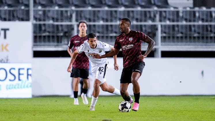 v.li.: Imad Jaadar (SVS, 42), Marlon Mustapha (SGV, 77), Zweikampf, Spielszene, Duell, duel, tackle, tackling, Dynamik, Action, Aktion, 08.09.2026, Sandhausen (Deutschland), Fussball, Regionalliga Südwest, SV Sandhausen - SGV Heilbronn-Freiberg