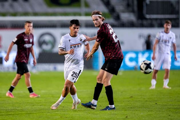 v.li.: Tasos Leonidis (SVS, 29), Scott Kennedy (SGV, 28), Zweikampf, Spielszene, Duell, duel, tackle, tackling, Dynamik, Action, Aktion, 08.09.2026, Sandhausen (Deutschland), Fussball, Regionalliga Südwest, SV Sandhausen - SGV Heilbronn-Freiberg