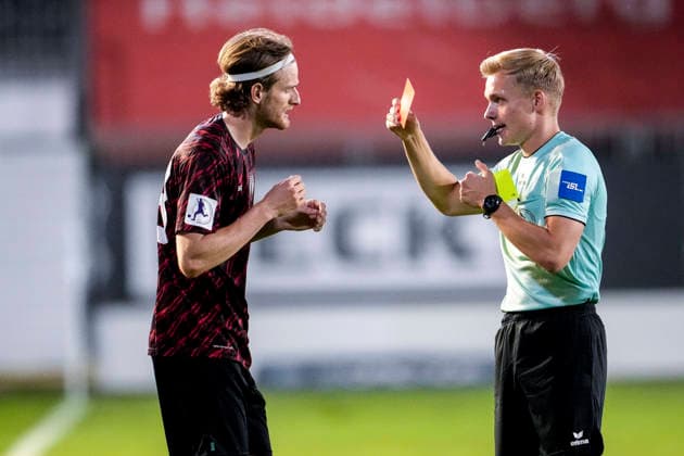 v.li.: Scott Kennedy (SGV, 28) sieht von Sebastian Hilsberg (Schiedsrichter) die Gelb-Rote Karte, Platzverweis, Hinausstellung, Feldverweis, second yellow card, Highlight, Action, Aktion, Spielszene, 08.09.2026, Sandhausen (Deutschland), Fussball, Regionalliga Südwest, SV Sandhausen - SGV Heilbronn-Freiberg