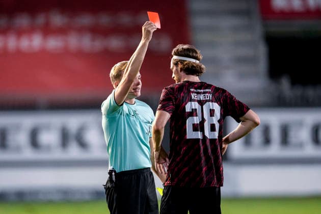 v.li.: Sebastian Hilsberg (Schiedsrichter) zeigt Scott Kennedy (SGV, 28) die Gelb-Rote Karte, Platzverweis, Hinausstellung, Feldverweis, second yellow card, Highlight, Action, Aktion, Spielszene, 08.09.2026, Sandhausen (Deutschland), Fussball, Regionalliga Südwest, SV Sandhausen - SGV Heilbronn-Freiberg