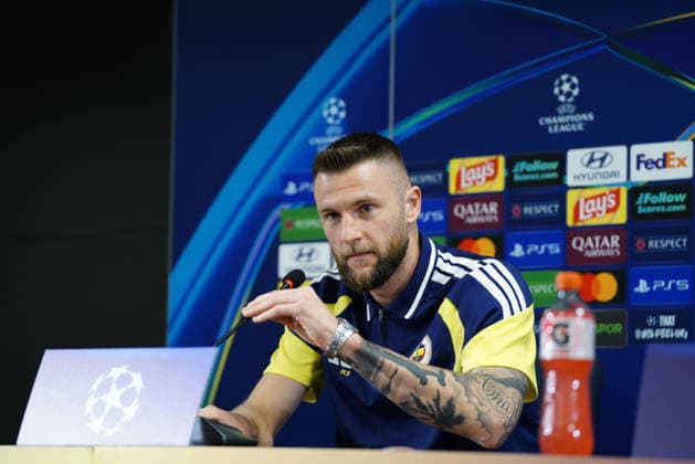 September 9, 2026, Kadikoy, Istanbul, Turkey: Fenerbahce s Milan Skriniar (C) attends a press conference, PK, Pressekonferenz before a training session at Sukru Saracoglu Stadium in Istanbul, Turkey, on September 9, 2026, on the eve of the UEFA Champions League first round, football match against AS Roma. Fenerbahce Press Conference - Uefa Champions League 2026 27 - ZUMAu194 20260909_zip_u194_001 Copyright: xTolgaxUluturkx