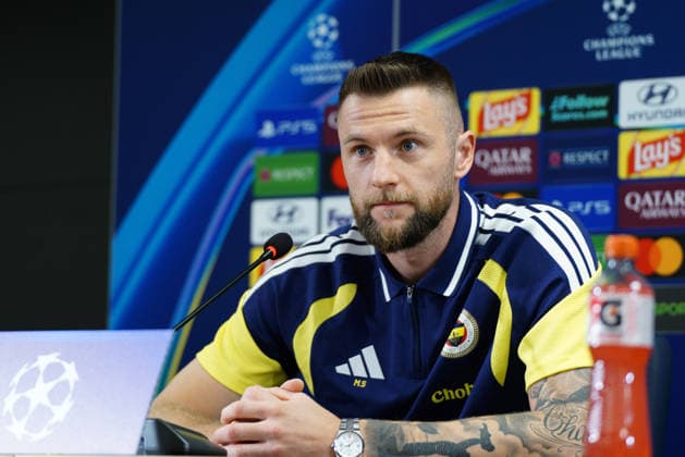 September 9, 2026, Kadikoy, Istanbul, Turkey: Fenerbahce s Milan Skriniar (C) attends a press conference, PK, Pressekonferenz before a training session at Sukru Saracoglu Stadium in Istanbul, Turkey, on September 9, 2026, on the eve of the UEFA Champions League first round, football match against AS Roma. Kadikoy Turkey - ZUMAu194 20260909_zip_u194_002 Copyright: xTolgaxUluturkx
