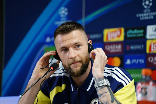 September 9, 2026, Kadikoy, Istanbul, Turkey: Fenerbahce s Milan Skriniar (C) attends a press conference, PK, Pressekonferenz before a training session at Sukru Saracoglu Stadium in Istanbul, Turkey, on September 9, 2026, on the eve of the UEFA Champions League first round, football match against AS Roma. Fenerbahce Press Conference - Uefa Champions League 2026 27 - ZUMAu194 20260909_zip_u194_007 Copyright: xTolgaxUluturkx