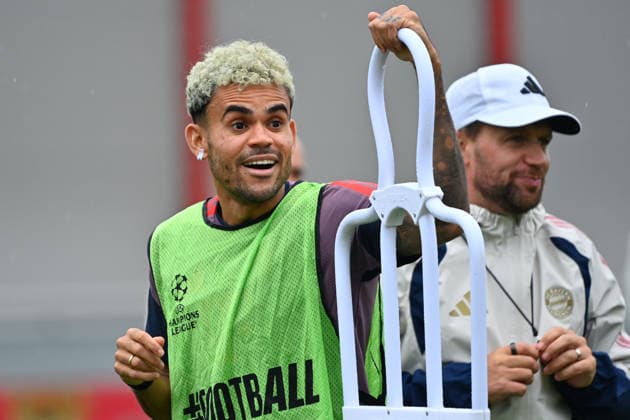 Luis DIAZ (Bayern Muenchen), lacht,lachen,lachend,optimistisch,gutgelaunt, Aktion,Einzelbild,angeschnittenes Einzelmotiv,Halbfigur,halbe Figur.Abschlusstraining. Fussball Champions League,Saison 2026 27, Ligaphase FC Bayern Muenchen -Bodoe Glimt am 09.09.2026.