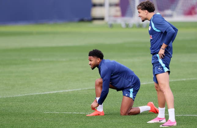 RB Leipzig - Training Champions League MD-1 Leipzig, 09.09.2026, Red Bull Akademie, Fussball, Champions League, Matchday-1, RB Leipzig , Abschlußtraining vor dem Auswärtsspiel in Como , Im Bild von links: Christopher Nkunku, Neil El Aynoui. , Nur zur redaktionellen Nutzung. Only editorial use. ,