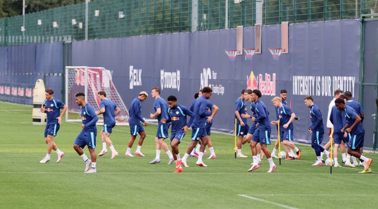 RB Leipzig - Training Champions League MD-1 Leipzig, 09.09.2026, Red Bull Akademie, Fussball, Champions League, Matchday-1, RB Leipzig , Abschlußtraining vor dem Auswärtsspiel in Como , Im Bild: Warm Up, Erwärmung. , Nur zur redaktionellen Nutzung. Only editorial use. ,