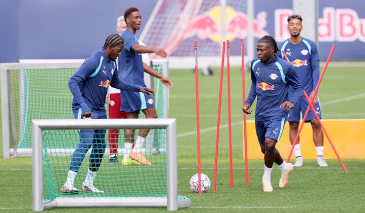 RB Leipzig - Training Champions League MD-1 Leipzig, 09.09.2026, Red Bull Akademie, Fussball, Champions League, Matchday-1, RB Leipzig , Abschlußtraining vor dem Auswärtsspiel in Como , Im Bild von links: Castello Lukeba, Johan Bakayoko. , Nur zur redaktionellen Nutzung. Only editorial use. ,