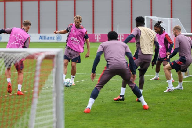 Trainingsspiel, Harry Kane (FC Bayern Muenchen, 09) mit Ball mti Serge Gnabry (FC Bayern Muenchen, 07) und Konrad Laimer (FC Bayern Muenchen, 27), mit Alphonso Davies (FC Bayern Muenchen, 19) und Bara Sapoko Ndiaye (FC Bayern Muenchen, 39), mit Joshua Kimmich (FC Bayern Muenchen, 06), GER, Abschlusstraining, FC Bayern Muenchen, Fussball, UEFA Champions League, 1. Spieltag, LigaPhase, Saison 2026 2027, 09.09.2026, GER, Abschlusstraining, FC Bayern Muenchen, Fussball, UEFA Champions League, 1. Spieltag, LigaPhase, Saison 2026 2027, 09.09.2026 Muenchen Copyright: xEibner-Pressefoto JennixMaulx EP_JML