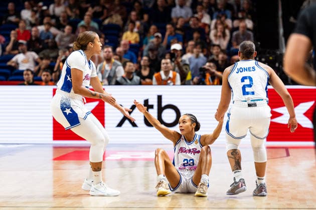 Trinity San Antonio (Puerto Rico, 23) am Boden, Arella Guirantes (Puerto Rico, 22) und Brianna Jones (Puerto Rico, 02) helfen hoch, GER, Puerto Rico vs. China, Basketball, FIBA Women s World Cup 2026, Qualifikation fuers Viertelfinale, 09.09.2026 GER, Puerto Rico vs. China, Basketball, FIBA Women s World Cup 2026, Qualifikation fuers Viertelfinale, 09.09.2026 Berlin Copyright: xEibner-Pressefoto MaxxVincenx EP_MVN