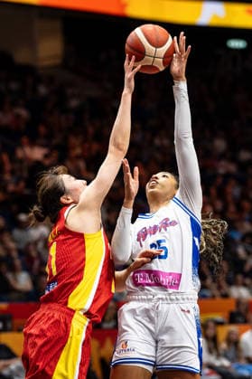 Denise Solis (Puerto Rico, 25) beim Korbleger, Block von Xinyu Luo (China, 11), GER, Puerto Rico vs. China, Basketball, FIBA Women s World Cup 2026, Qualifikation fuers Viertelfinale, 09.09.2026 GER, Puerto Rico vs. China, Basketball, FIBA Women s World Cup 2026, Qualifikation fuers Viertelfinale, 09.09.2026 Berlin Copyright: xEibner-Pressefoto MaxxVincenx EP_MVN