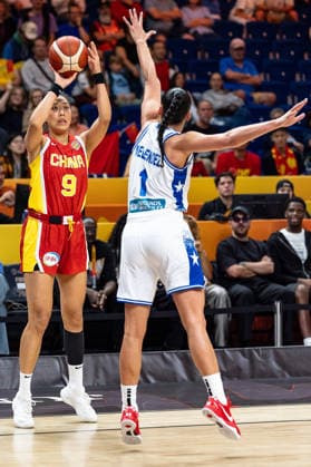 Ziting Tang (China, 09) beim Wurf, Tayra Melendez (Puerto Rico, 01), GER, Puerto Rico vs. China, Basketball, FIBA Women s World Cup 2026, Qualifikation fuers Viertelfinale, 09.09.2026 GER, Puerto Rico vs. China, Basketball, FIBA Women s World Cup 2026, Qualifikation fuers Viertelfinale, 09.09.2026 Berlin Copyright: xEibner-Pressefoto MaxxVincenx EP_MVN