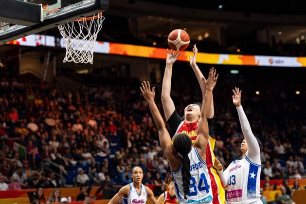 Ziyu Zhang (China, 19) beim Korbleger, Imani McGee-Stafford (Puerto Rico, 34), GER, Puerto Rico vs. China, Basketball, FIBA Women s World Cup 2026, Qualifikation fuers Viertelfinale, 09.09.2026 GER, Puerto Rico vs. China, Basketball, FIBA Women s World Cup 2026, Qualifikation fuers Viertelfinale, 09.09.2026 Berlin Copyright: xEibner-Pressefoto MaxxVincenx EP_MVN