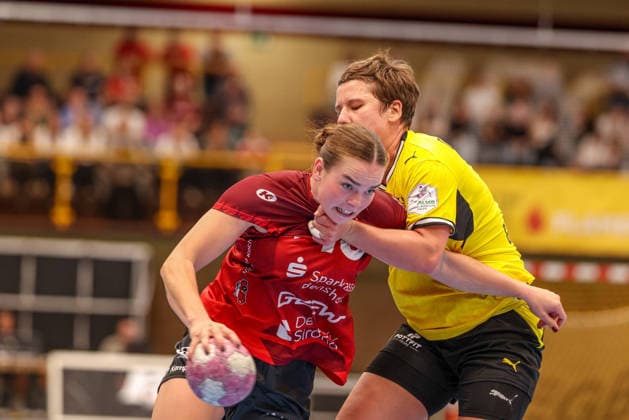 GER, Bensheim, HSG Bensheim Auerbach Flames vs Borussia Dortmund, Alsco Handball Bundesliga Frauen, Handball, DHB, Spielzeit 2026 2027, Weststadthalle Bensheim, 3. Spieltag im Bild v.l.: Ida Hoberg Rasmussen (Bensheim Flames Frauen 10), Alina Grijseels (BVB Borussia Dortmund Frauen 4), harter Zweikampf, Ziehen, halten DFB DFL REGULATIONS PROHIBIT ANY USE OF PHOTOGRAPHS AS IMAGE SEQUENCES AND OR QUASI-VIDEO, 09.09.2026 Copyright: HMBxMedia HendrikxHamelau