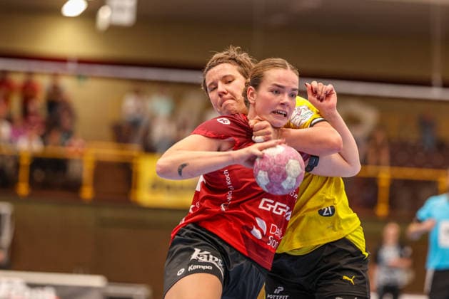 GER, Bensheim, HSG Bensheim Auerbach Flames vs Borussia Dortmund, Alsco Handball Bundesliga Frauen, Handball, DHB, Spielzeit 2026 2027, Weststadthalle Bensheim, 3. Spieltag im Bild v.l.: Ida Hoberg Rasmussen (Bensheim Flames Frauen 10), Alina Grijseels (BVB Borussia Dortmund Frauen 4), harter Zweikampf, Ziehen, halten DFB DFL REGULATIONS PROHIBIT ANY USE OF PHOTOGRAPHS AS IMAGE SEQUENCES AND OR QUASI-VIDEO, 09.09.2026 Copyright: HMBxMedia HendrikxHamelau