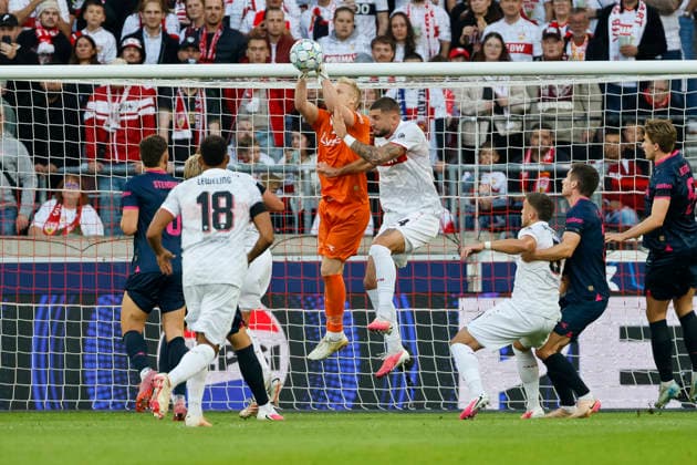 Arild Östbö, Ostbo (Viking Stavanger, 01) und Josha Vagnoman (VfB Stuttgart, 04) im Zweikampf , Deutschland, Fussball, UEFA Champions League, 1. Spieltag, 2026 2027, VfB Stuttgart vs. Viking Stavanger, 09.09.2026, Stuttgart Arena Stuttgart Deutschland Copyright: xGrantxHubbsx