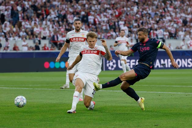 Zlatko Tripiæ (Viking) r. Goal scored, erzielt das Tor zum 1:1, celebrate the goal, Finn Jeltsch (VfB Stuttgart) kommt zu spät, im UEFA-Champions-League-Spiel zwischen dem VfB Stuttgart und Viking FK in der MHP Arena, Stuttgart, Deutschland, am 9. September 2026.d in action during the UEFA Champions League match between VfB Stuttgart and Viking FK at the MHP Arena, Stuttgart, Germany, on September 9, 2026. Copyright: HMBxMedia xHeikoxBecker