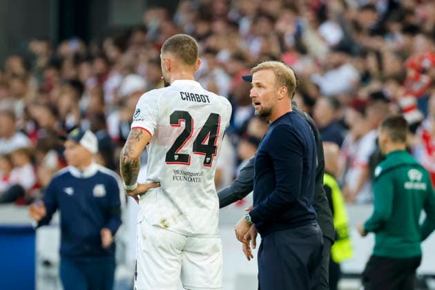 Jeff Chabot (VfB Stuttgart, 24) und Sebastian Hoeneß, Hoeness (VfB Stuttgart, Trainer) im Dialog, im Gespräch, im Austausch, in Kommunikation , Deutschland, Fussball, UEFA Champions League, 1. Spieltag, 2026 2027, VfB Stuttgart vs. Viking Stavanger, 09.09.2026, Stuttgart Arena Stuttgart Deutschland Copyright: xGrantxHubbsx