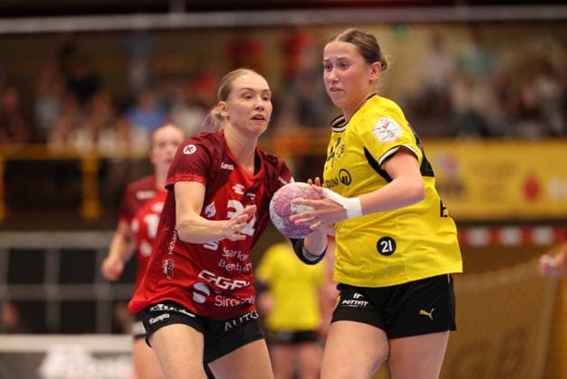 GER, Bensheim, HSG Bensheim Auerbach Flames vs Borussia Dortmund, Alsco Handball Bundesliga Frauen, Handball, DHB, Spielzeit 2026 2027, Weststadthalle Bensheim, 3. Spieltag im Bild v.l.: Neele Mara Orth (Bensheim Flames Frauen 32), Lara Egeling (BVB Borussia Dortmund Frauen 44) DFB DFL REGULATIONS PROHIBIT ANY USE OF PHOTOGRAPHS AS IMAGE SEQUENCES AND OR QUASI-VIDEO, 09.09.2026 Copyright: HMBxMedia HendrikxHamelau