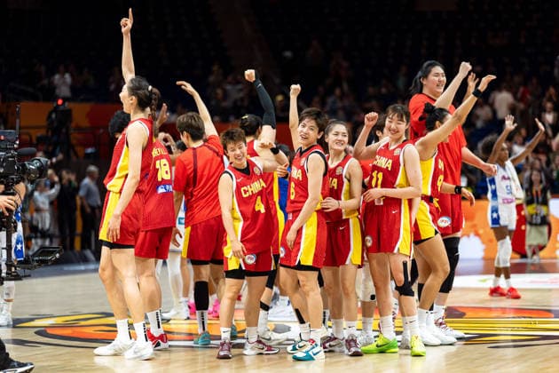 chinesische Mannschaft jubelt Jubel nach Sieg Spielende, Xu Han (China, 15), Ziyu Zhang (China, 19), GER, Puerto Rico vs. China, Basketball, FIBA Women s World Cup 2026, Qualifikation fuers Viertelfinale, 09.09.2026 GER, Puerto Rico vs. China, Basketball, FIBA Women s World Cup 2026, Qualifikation fuers Viertelfinale, 09.09.2026 Berlin Copyright: xEibner-Pressefoto MaxxVincenx EP_MVN