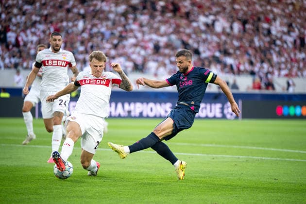 09.09.2026, GER, Fussball, Herren, UEFA Champions League, Ligaphase, 1. Spieltag, Saison 2026 2027, VfB Stuttgart vs. Viking Stavanger Zlatko Tripic ( Viking FK, 10 ) trifft das Tor zum 1:1 im Zweikampf mit Finn Jeltsch ( VfB Stuttgart, 29 ), Stuttgart MHP Arena Baden-Württemberg Deutschland Copyright: xNordphoto Memmlerx
