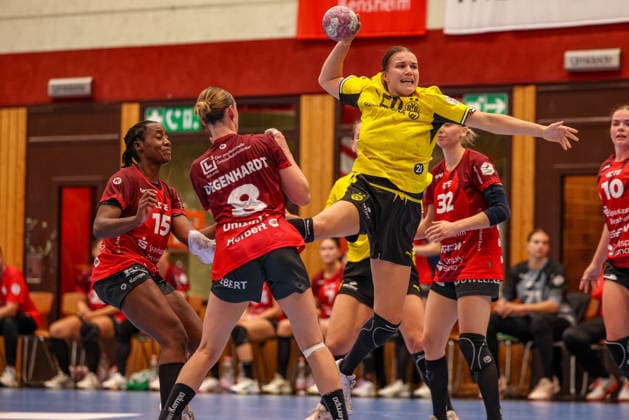 GER, Bensheim, HSG Bensheim Auerbach Flames vs Borussia Dortmund, Alsco Handball Bundesliga Frauen, Handball, DHB, Spielzeit 2026 2027, Weststadthalle Bensheim, 3. Spieltag im Bild v.l.: Lena Degenhardt (Bensheim Flames Frauen 8), Merel Freriks (BVB Borussia Dortmund Frauen 20) DFB DFL REGULATIONS PROHIBIT ANY USE OF PHOTOGRAPHS AS IMAGE SEQUENCES AND OR QUASI-VIDEO, 09.09.2026 Copyright: HMBxMedia HendrikxHamelau