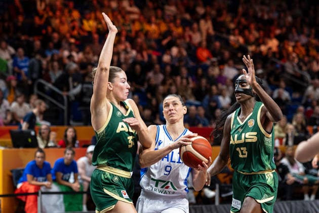 Cecilia Zandalasini (Italien, 09) im Zweikampf mit Isabelle Bourne (Australien, 34) und Ezi Magbegor (Australien, 13), GER, Italien vs. Australien, Basketball, FIBA Women s World Cup 2026, Qualifikation fuers Viertelfinale, 09.09.2026 GER, Italien vs. Australien, Basketball, FIBA Women s World Cup 2026, Qualifikation fuers Viertelfinale, 09.09.2026 Berlin Copyright: xEibner-Pressefoto MaxxVincenx EP_MVN