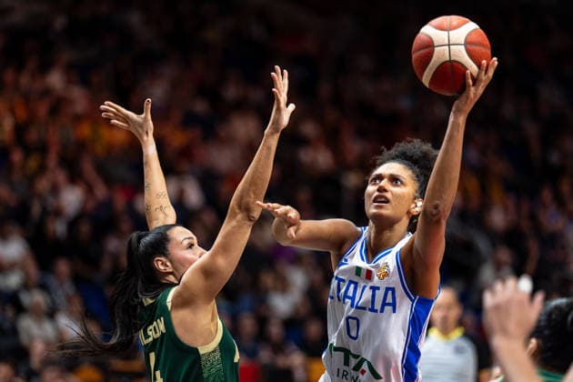 Jasmine Keys (Italien, 00) am Ball, Alex Wilson (Australien, 04), GER, Italien vs. Australien, Basketball, FIBA Women s World Cup 2026, Qualifikation fuers Viertelfinale, 09.09.2026 GER, Italien vs. Australien, Basketball, FIBA Women s World Cup 2026, Qualifikation fuers Viertelfinale, 09.09.2026 Berlin Copyright: xEibner-Pressefoto MaxxVincenx EP_MVN