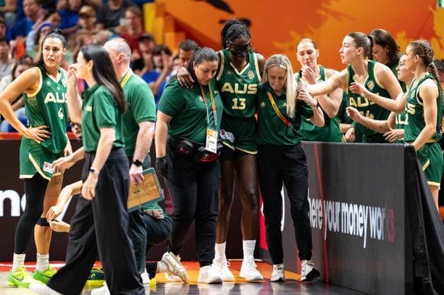 Ezi Magbegor (Australien, 13) verletzt, Verletzung, GER, Italien vs. Australien, Basketball, FIBA Women s World Cup 2026, Qualifikation fuers Viertelfinale, 09.09.2026 GER, Italien vs. Australien, Basketball, FIBA Women s World Cup 2026, Qualifikation fuers Viertelfinale, 09.09.2026 Berlin Copyright: xEibner-Pressefoto MaxxVincenx EP_MVN